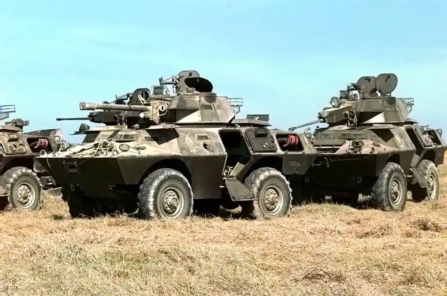 V-150 American 4x4 Amphibious Reconnaissance Vehicle (B)